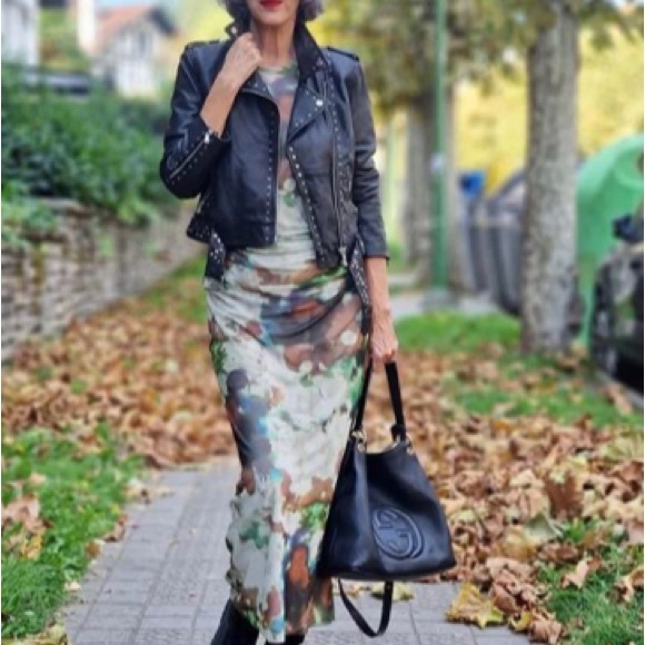 Come back for details on my next live show. - Picture 9 of 16